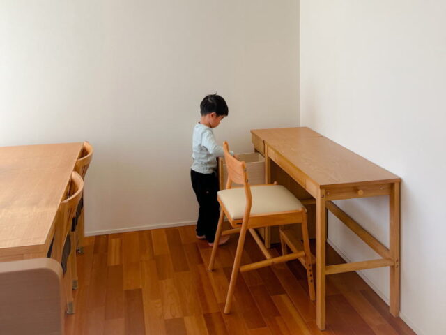 リビングダイニングにコンパクトな学習机を置く・イメージ