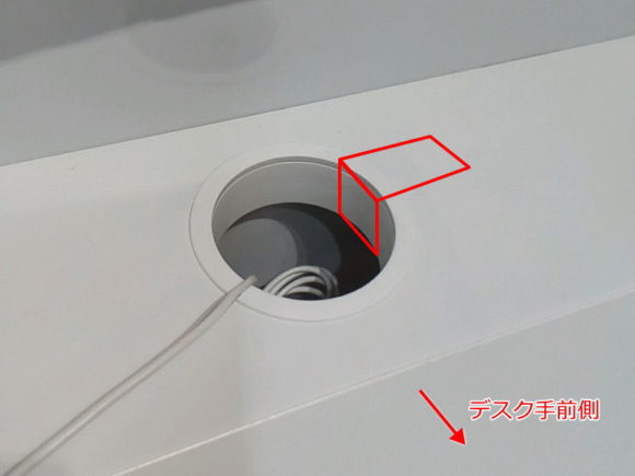 ミッケのデスク天板コード孔にECL-611を取り付ける場合のクランプ金具の向き