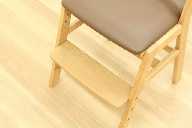 奥行のある足置きを採用したハロウチェア