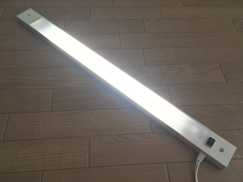 山田照明の新商品「棚下灯ZM-015」試してみた！ベッド下デスクには良い