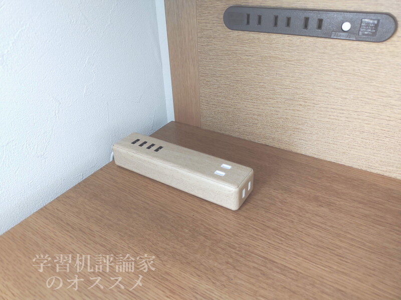エレコム「USB電源タップECT-0415O」を浜本工芸の机の上に置いてみた