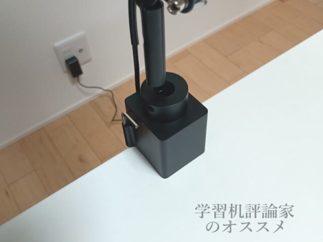 山田照明・Z-10GBのクランプを天板に取り付ける