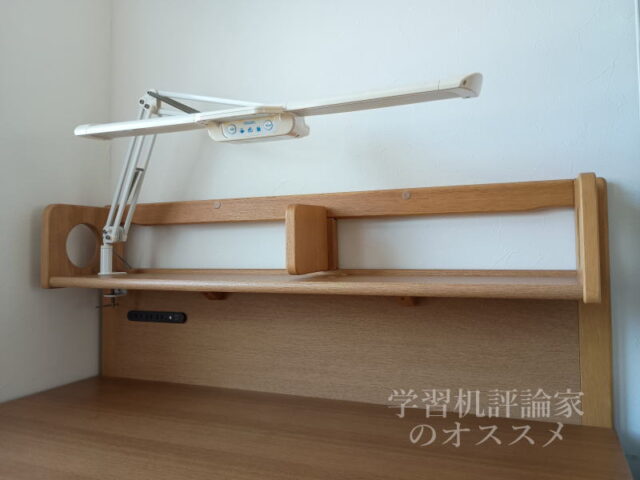 浜本工芸の学習机（No.02デスク幅110cm）の上棚にコイズミファニテック・ECL-357を設置した状態