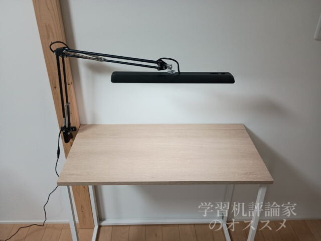 山田照明の壁面取付用金具にデスクライトをセットして完了