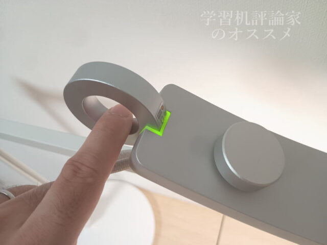 BenQ／WiT アイケア デスクライトAR15_D は金蔵リングをタッチで点灯＆消灯、長押しでモード切替