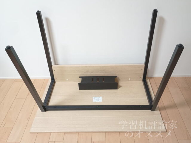オフィスコム／AL 100×60デスクに脚を取り付ける